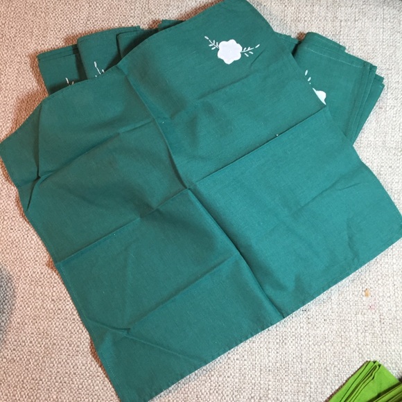 62x83"tablecloth and 8 matching napkins - Picture 4 of 4